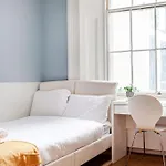 Studio Near Queensway