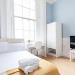 Studio Near Queensway